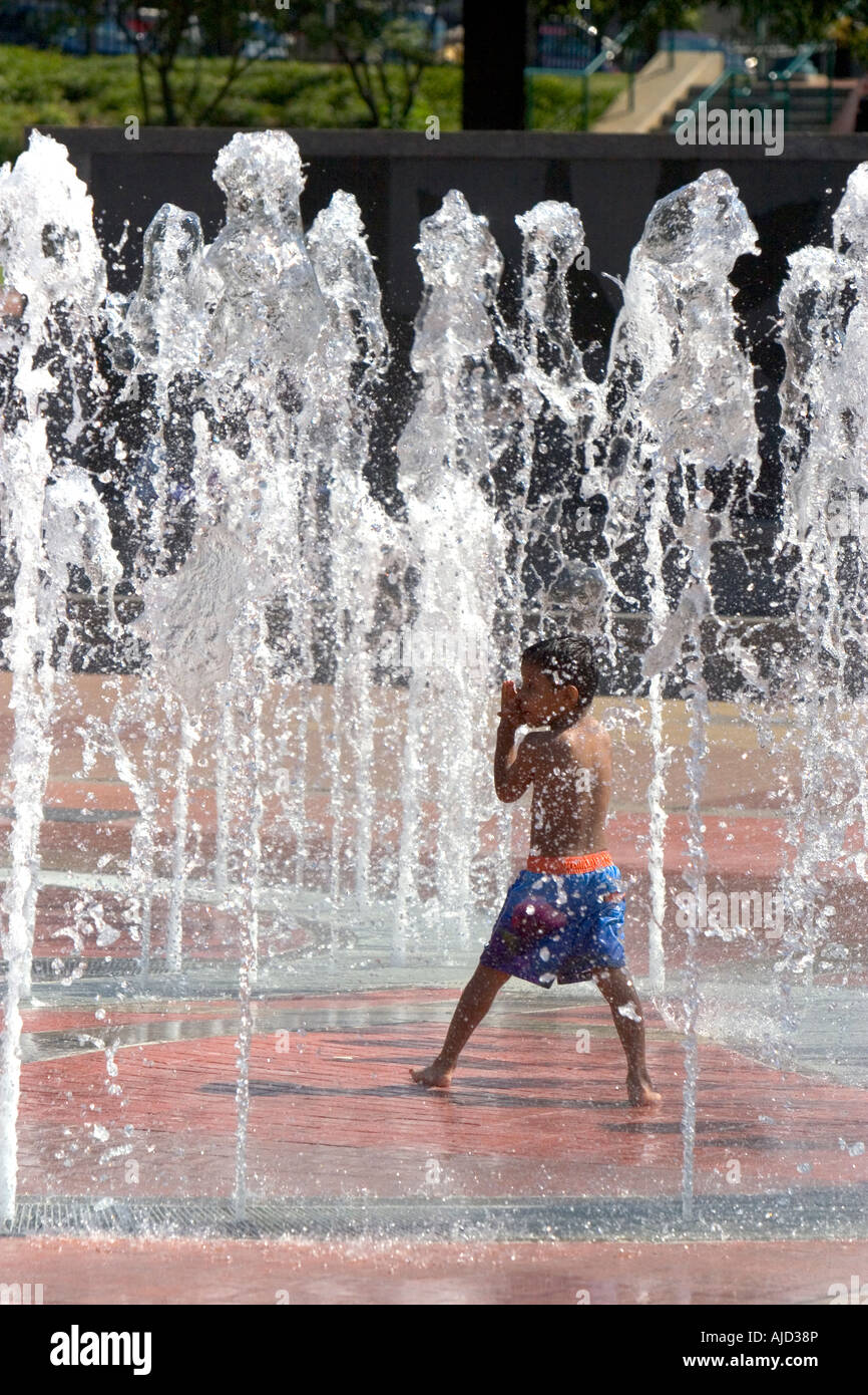Un bambino gioca nella fontana di anelli in Centennial Olympic Park Atlanta in Georgia Foto Stock