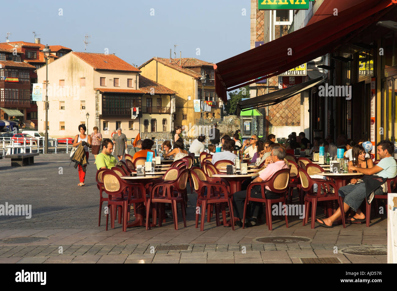 Il marciapiede bar città di Concejo de Llanes sul Golfo di Biscaglia Mar Cantabrico Asturias Spagna Foto Stock