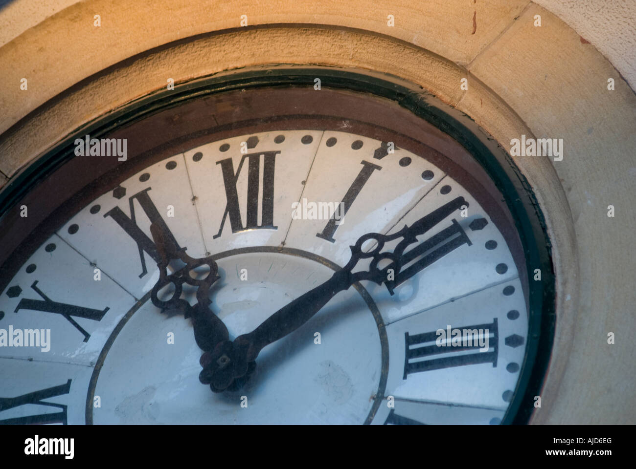 Un vecchio orologio dipinto con numeri romani Foto stock - Alamy