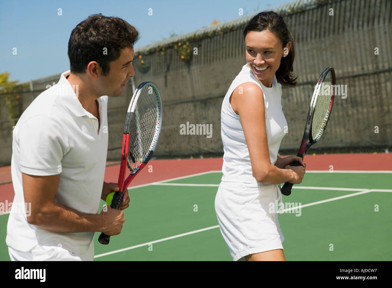 Donna e maschio istruttore di tennis Racchetta praticanti il controllo sul  campo da tennis Foto stock - Alamy