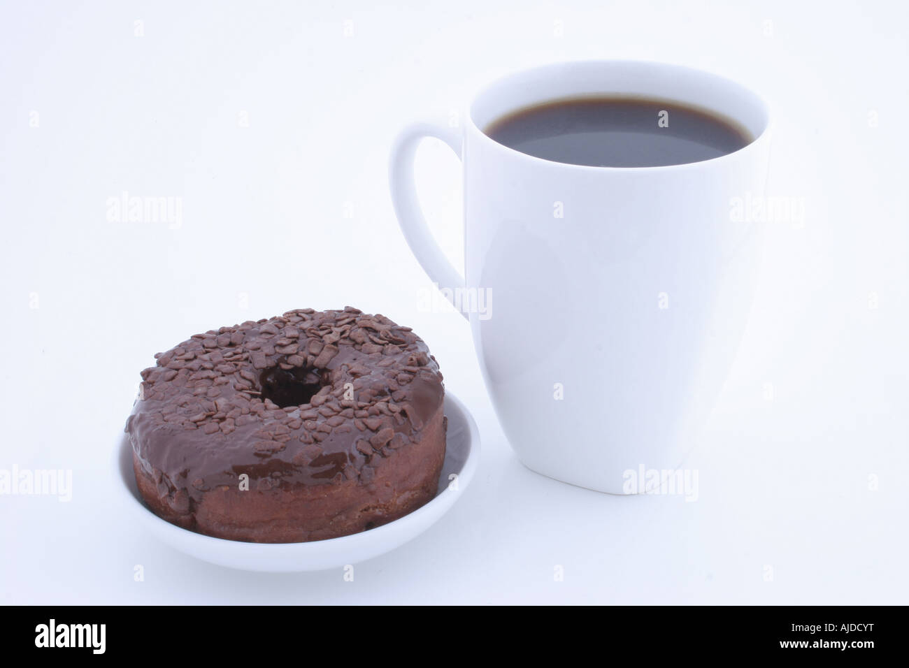 La tazza di caffè e una ciambella di cioccolato isolato su un bianco di sfondo per studio. Foto Stock