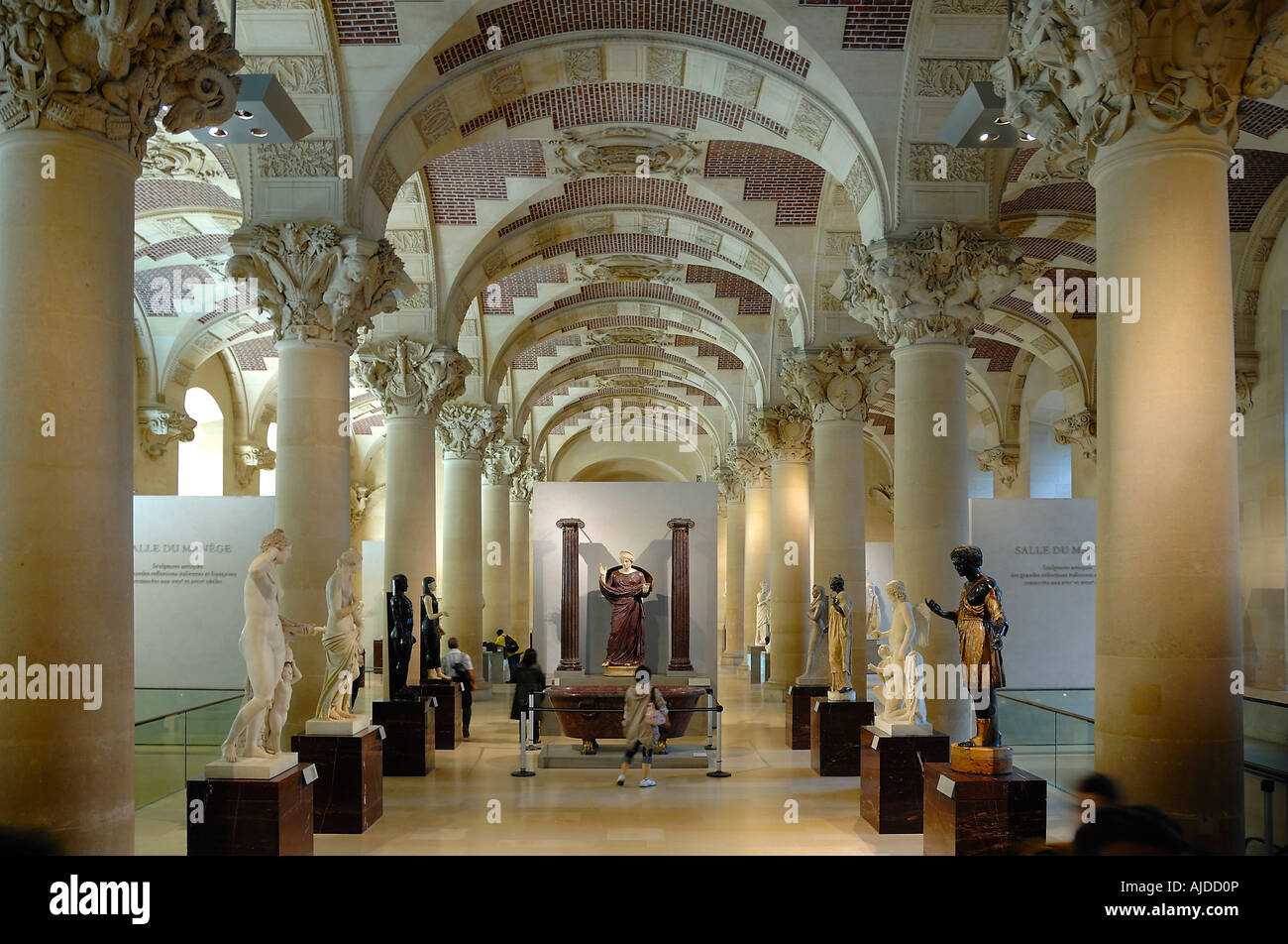 Una galleria al museo del Louvre a Parigi, Francia Foto Stock