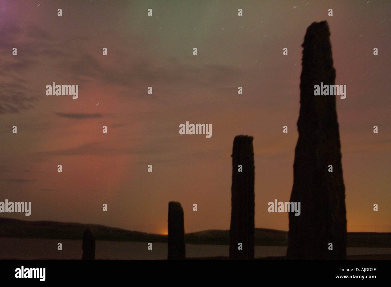 Dh Neolitico pietra permanente ANELLO DI BRODGAR ORKNEY Northern Lights Aurora Boreale Scozia di notte Foto Stock