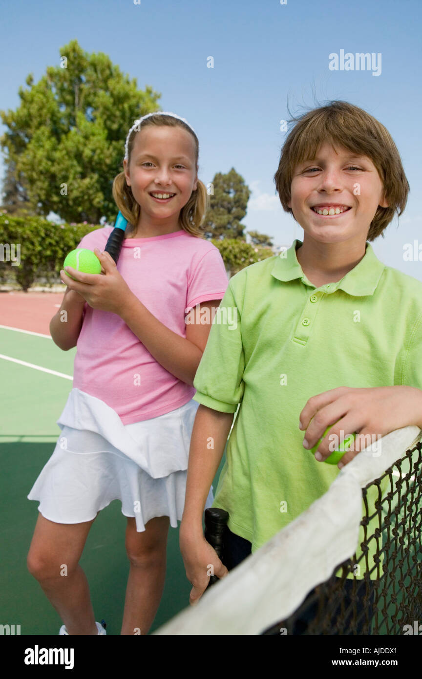 Fratello e Sorella a Tennis Net, ritratto Foto Stock