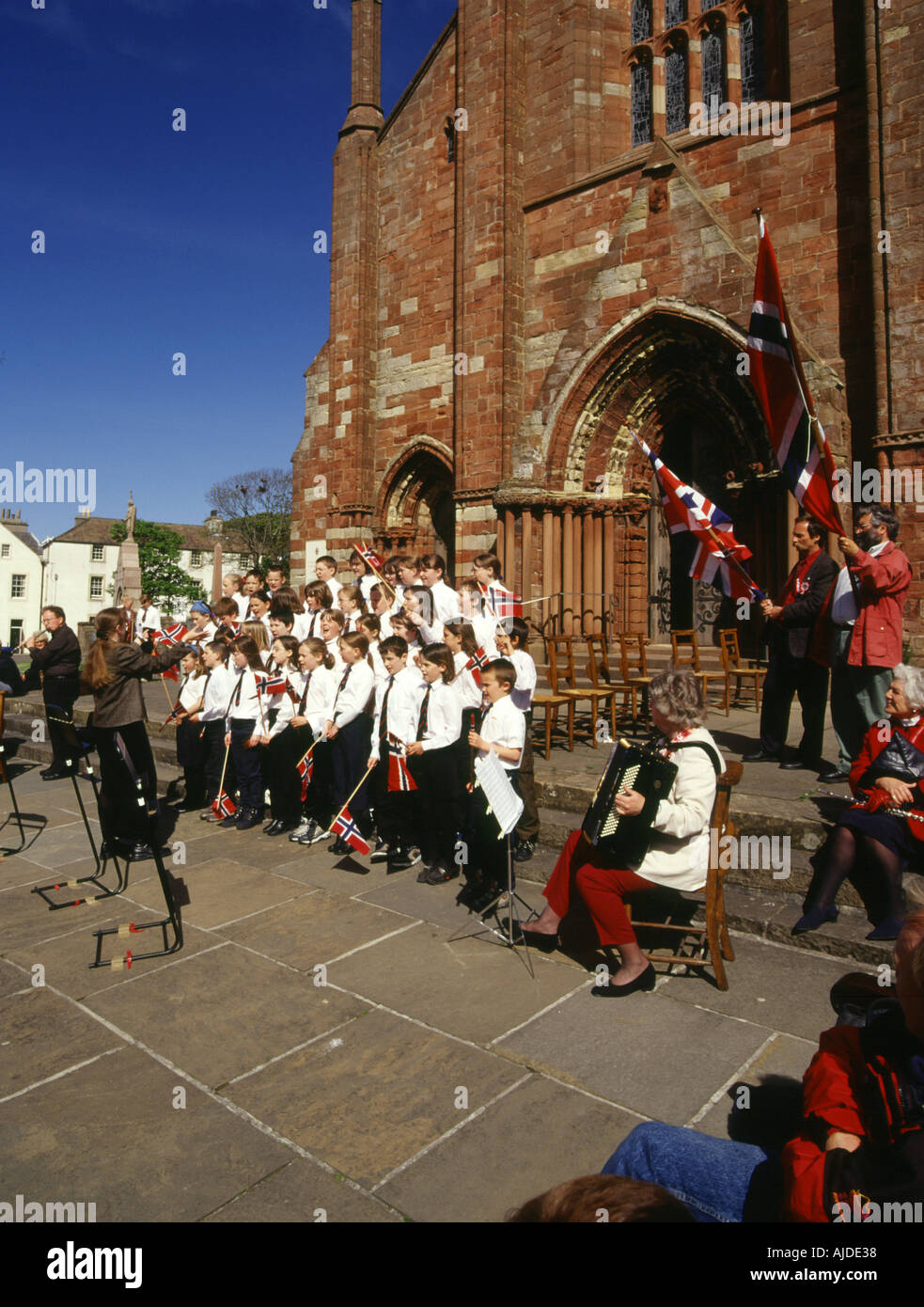 dh Norvegia giorno della Costituzione KIRKWALL ORKNEY Scottish Bambini che cantano bambini Coro St Magnus cattedrale cantanti scuola uk scozia norvegese Foto Stock