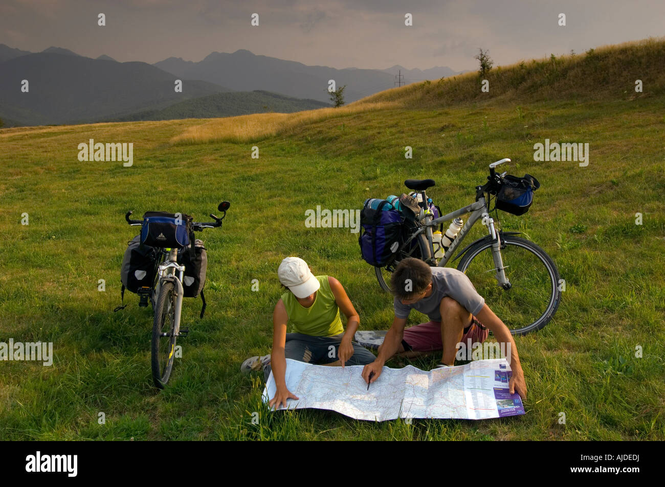 Coppia giovane ciclisti di appoggio e di controllo mappa Monti Fagaras, Transilvania, Romania Foto Stock