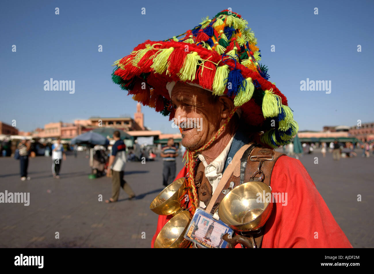 Fornitore di acqua venditore Djemaa el-Fna di sera - Marrakech marocco Foto Stock