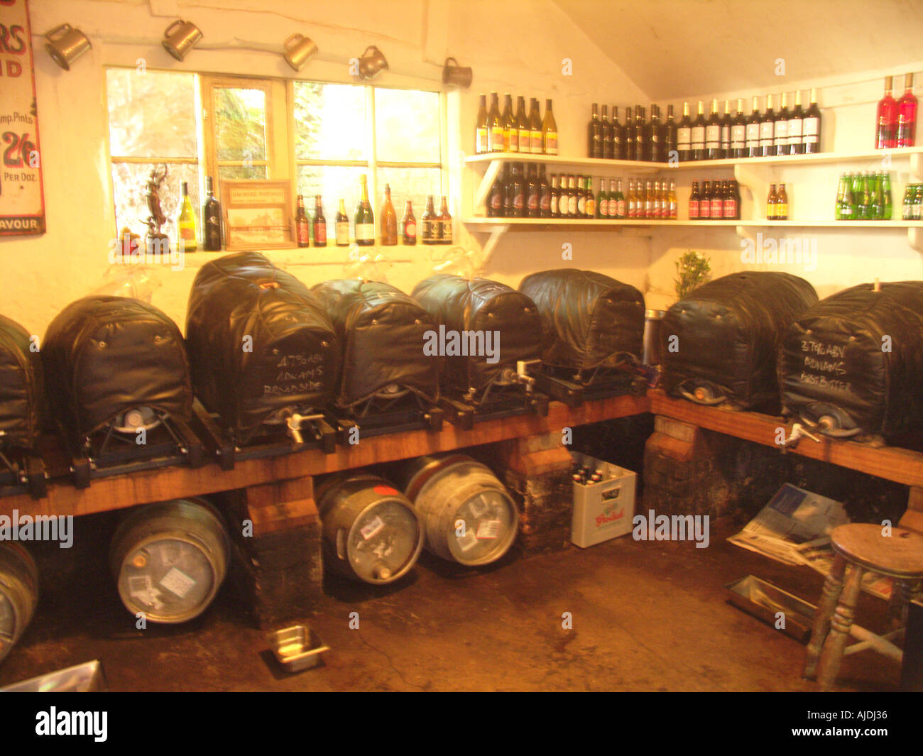 Real ale barili di birra in King s Head pub il Low House Laxfield Suffolk Foto Stock