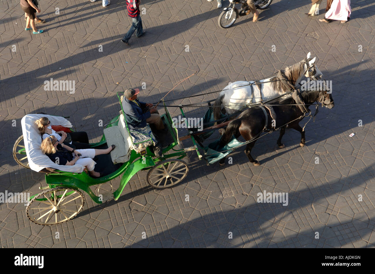 Carro trainato da cavalli Djemaa el-Fna di sera - Marrakech marocco Foto Stock