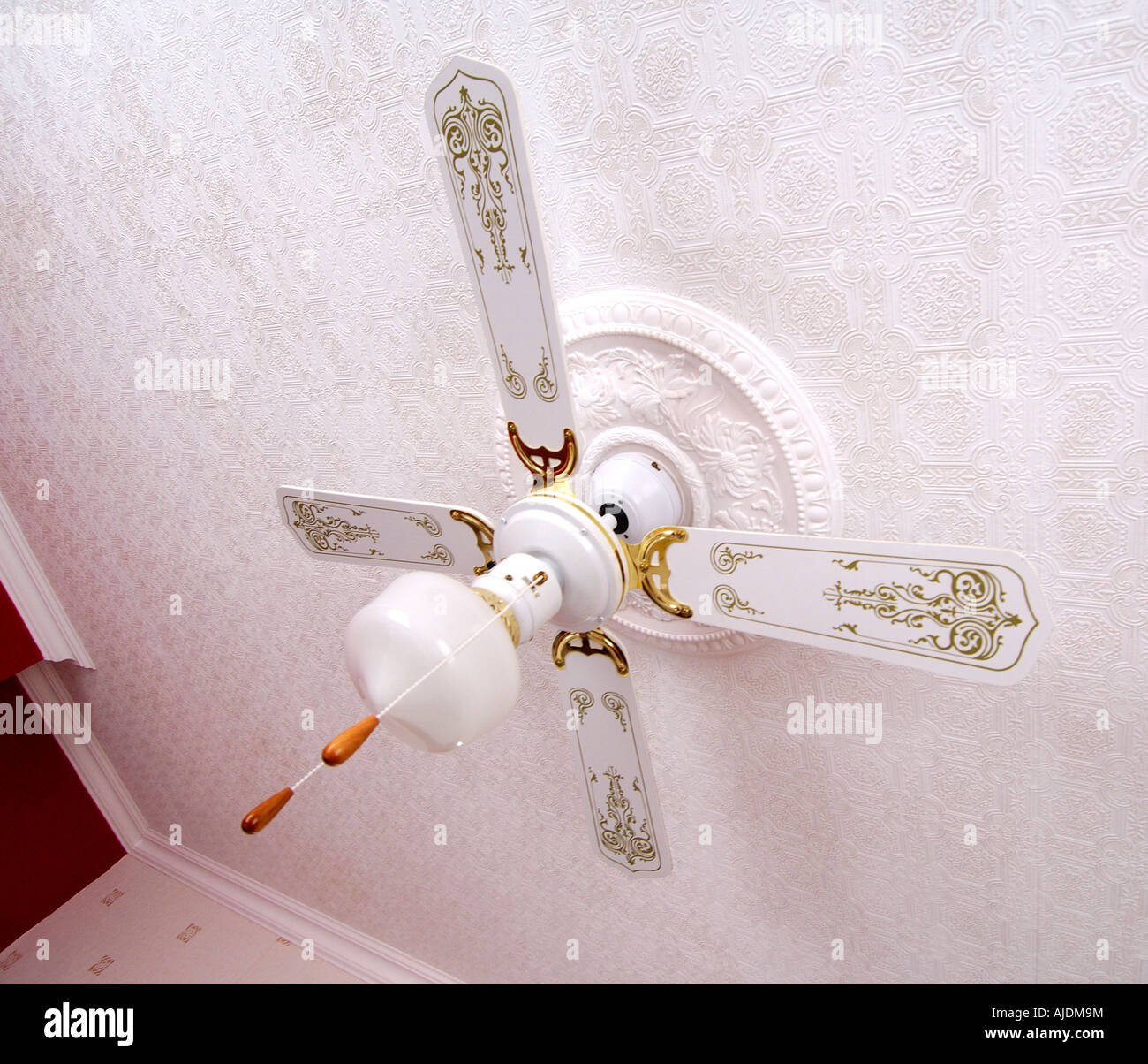 Bianco ventilatore da soffitto con luce incorporata montaggio su un periodo  dal soffitto con una superficie strutturata superficie modellata e arcate  intorno al bordo Foto stock - Alamy