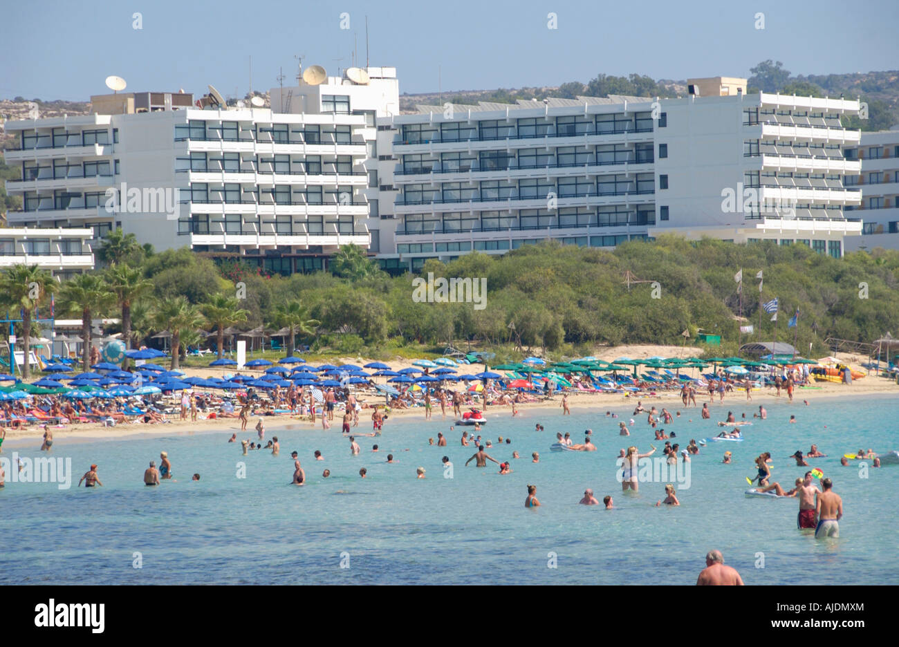 Moderno holiday resort hotel in Ayia Napa sull'isola Mediterranea di Cipro UE con pannelli solari sul tetto Foto Stock