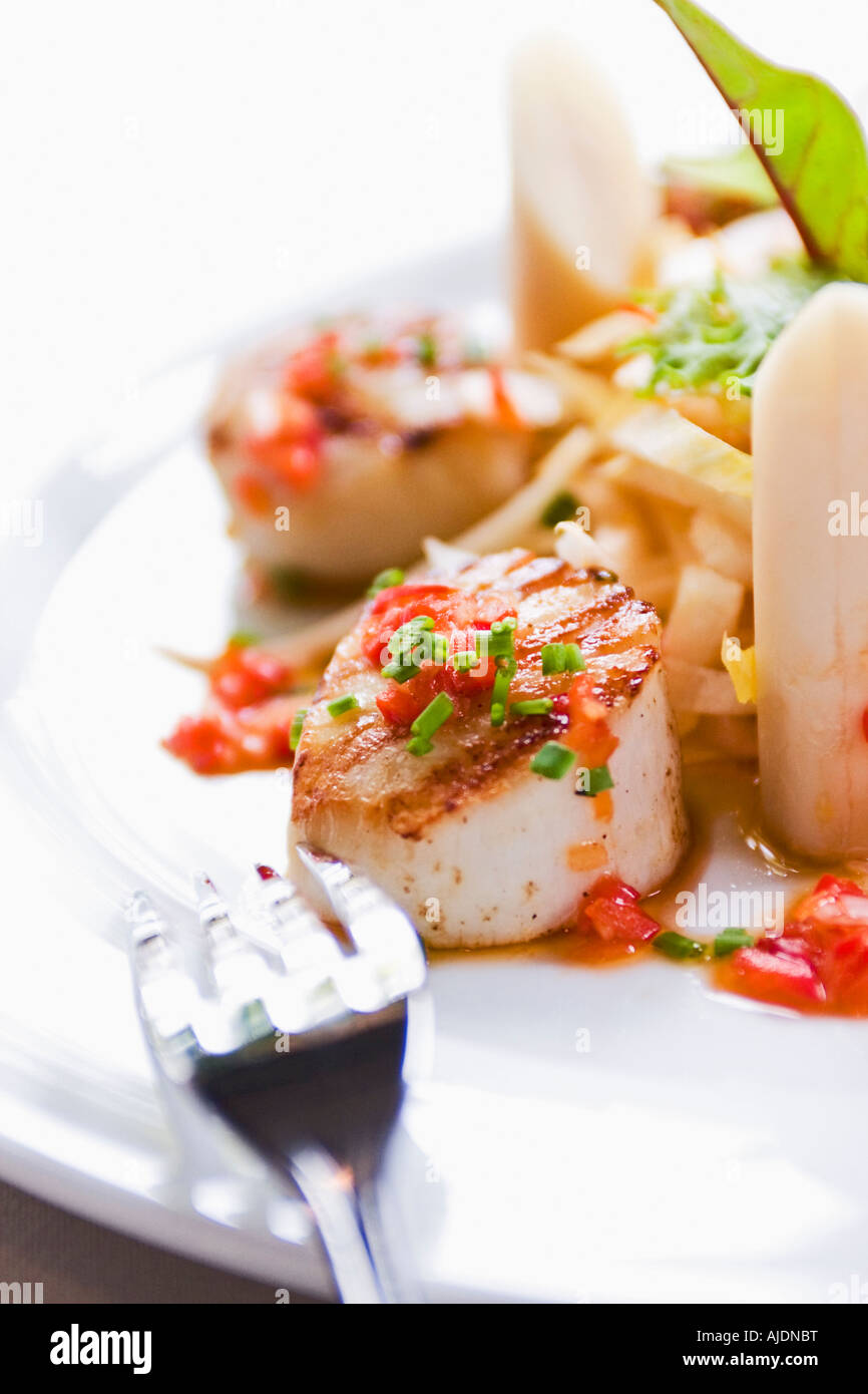 Close up di piatto sulla piastra guarnita con erbe aromatiche Foto Stock