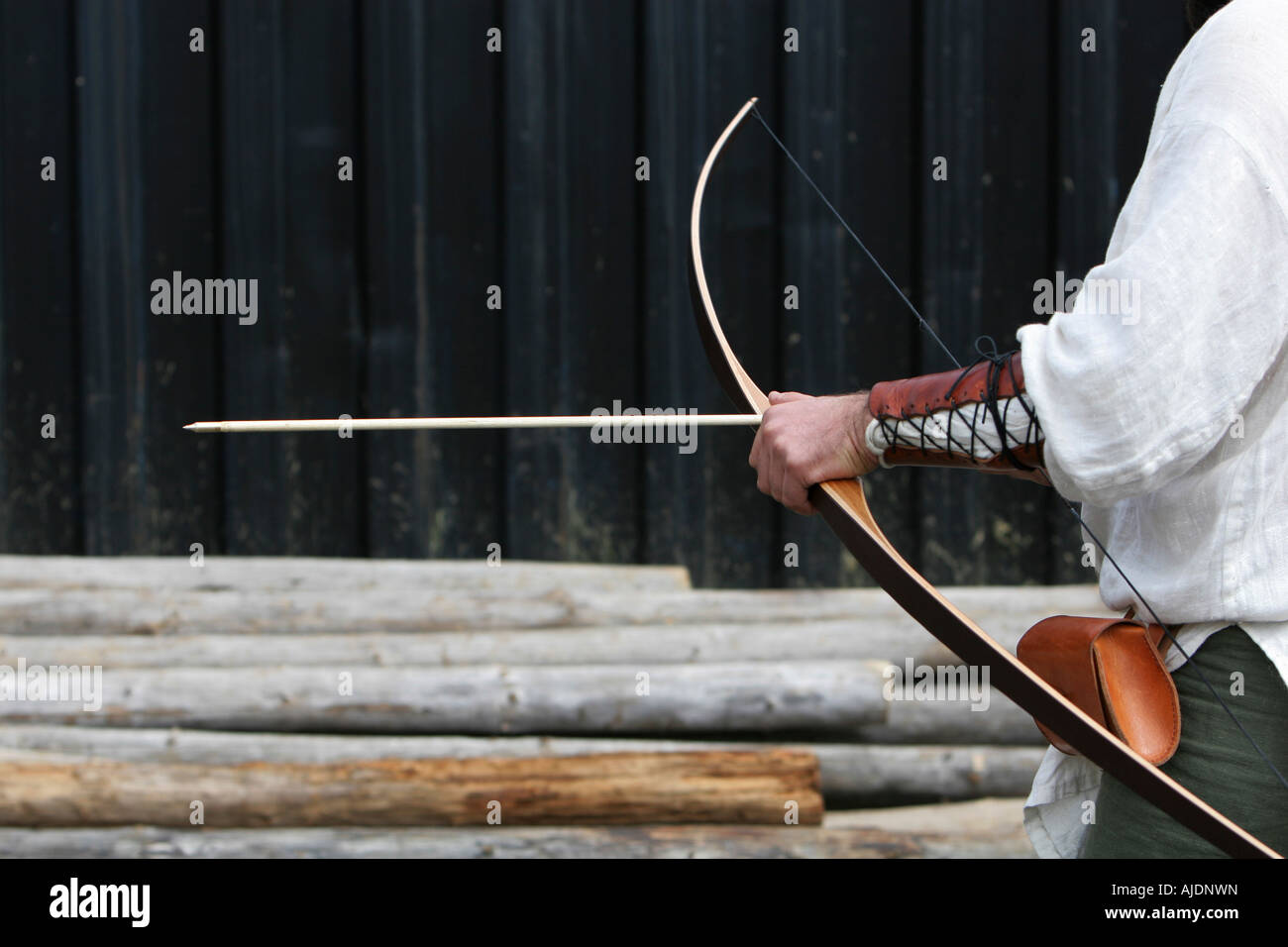 Medieval Archer tenetevi pronti a sparare la freccia sul bersaglio Foto Stock