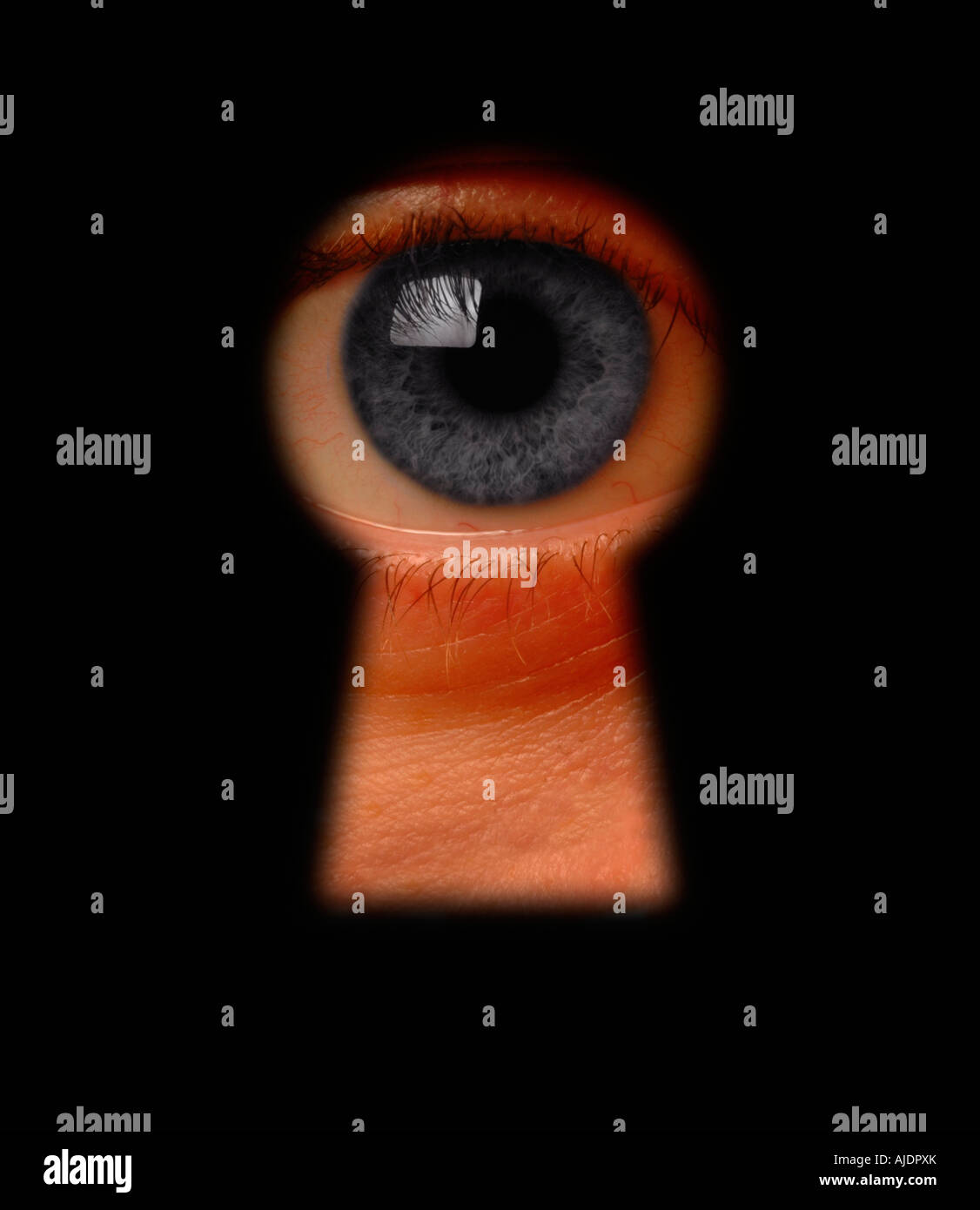 Occhio spiata attraverso il buco della serratura Foto Stock