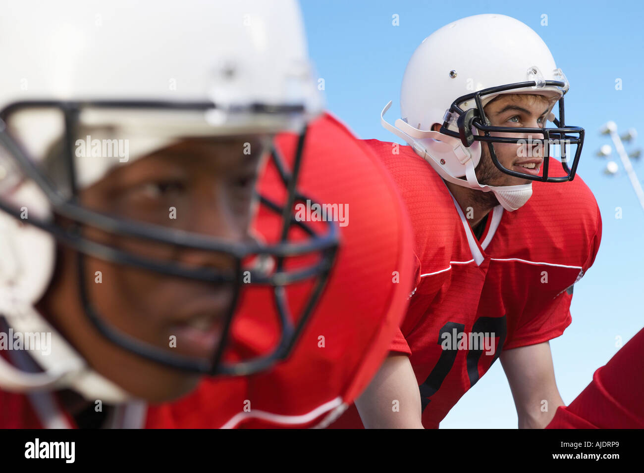 Quarterback in attesa di snap sul campo, close-up, (close-up) Foto Stock