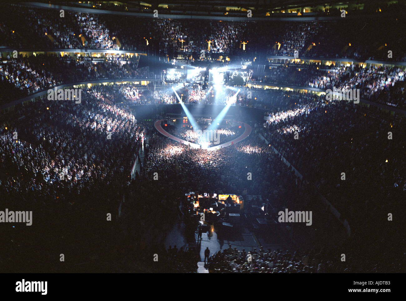 Rock band U2 live presso la United Center di Chicago sull'elevazione in tournée negli USA Foto Stock