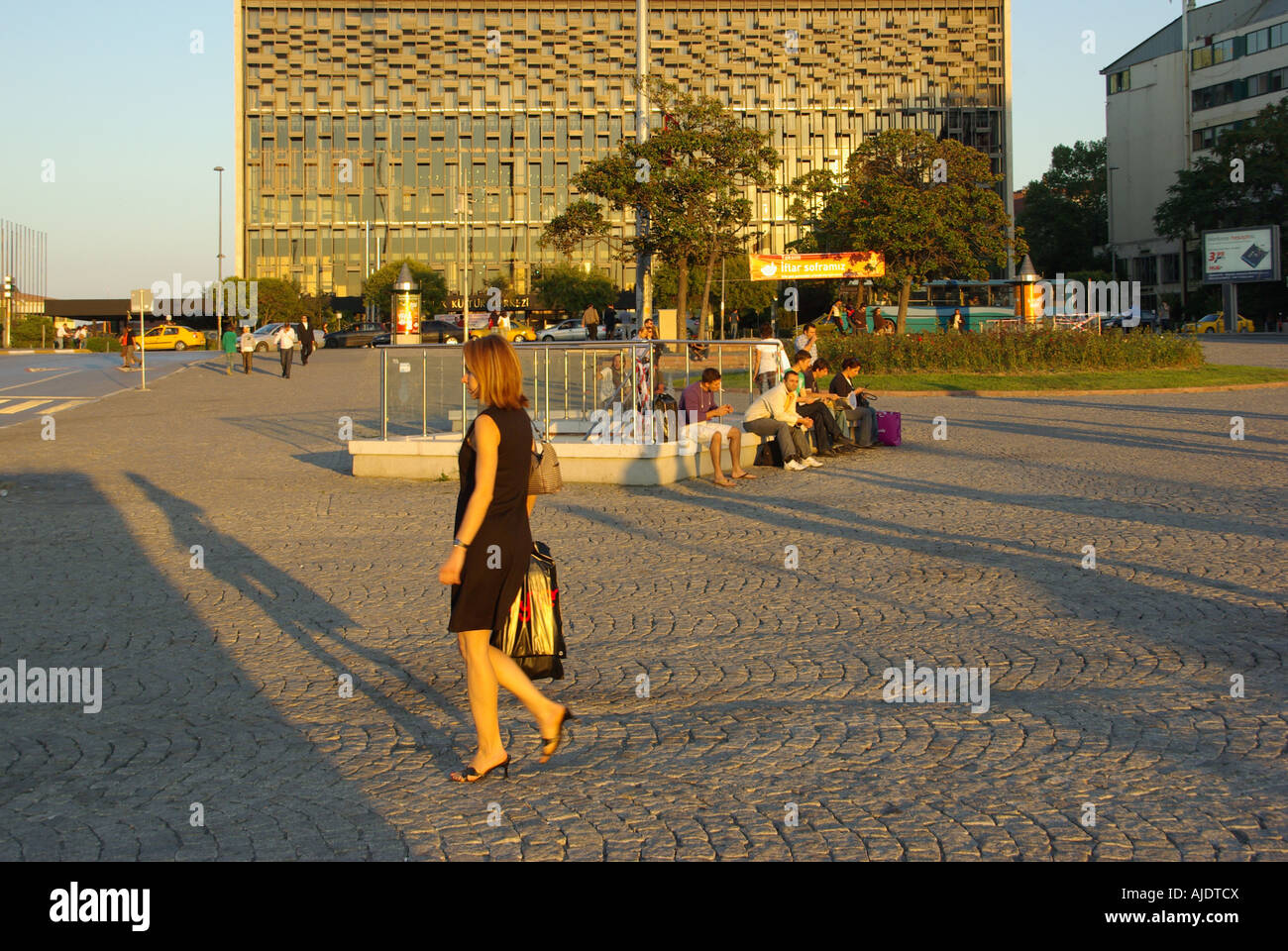 Istanbul Taksim Square Centro Culturale Ataturk edificio tardo pomeriggio prima serata sole Foto Stock
