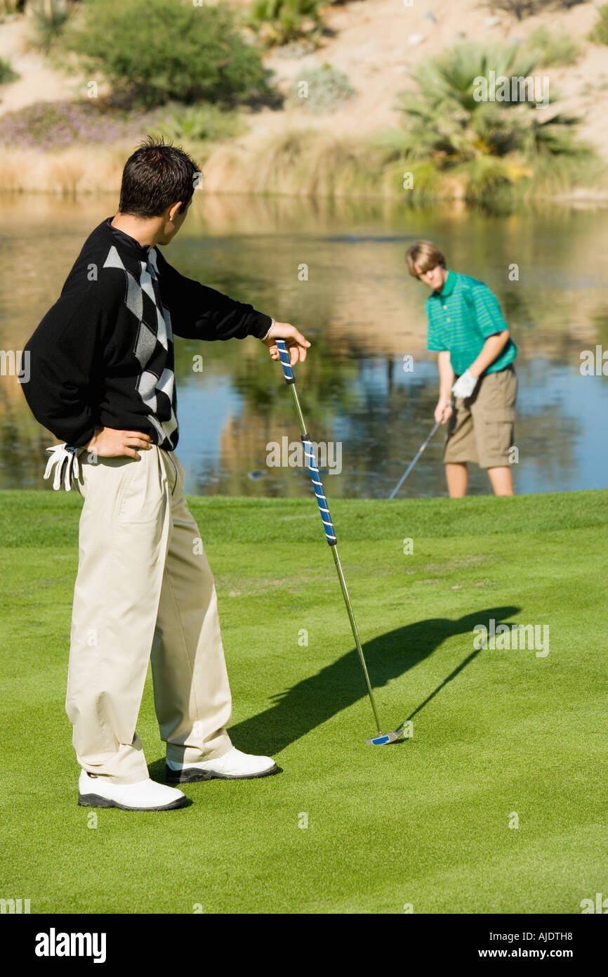 Il Golfer a guardare gli altri giocare a golf Foto Stock