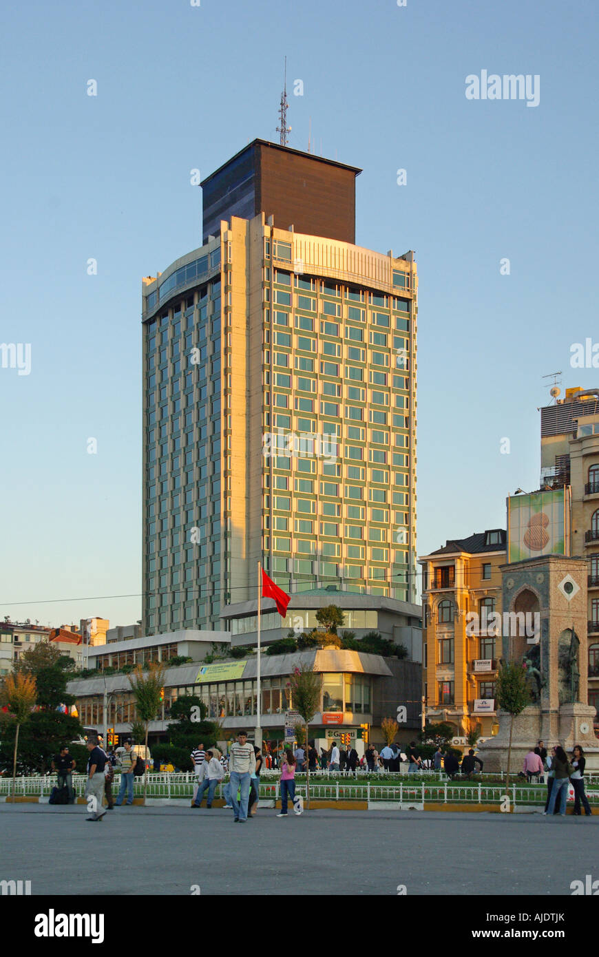Istanbul Taksim Square l'alta Torre del Mar di Marmara Hotel include la Repubblica Un Monumento in prima serata Foto Stock