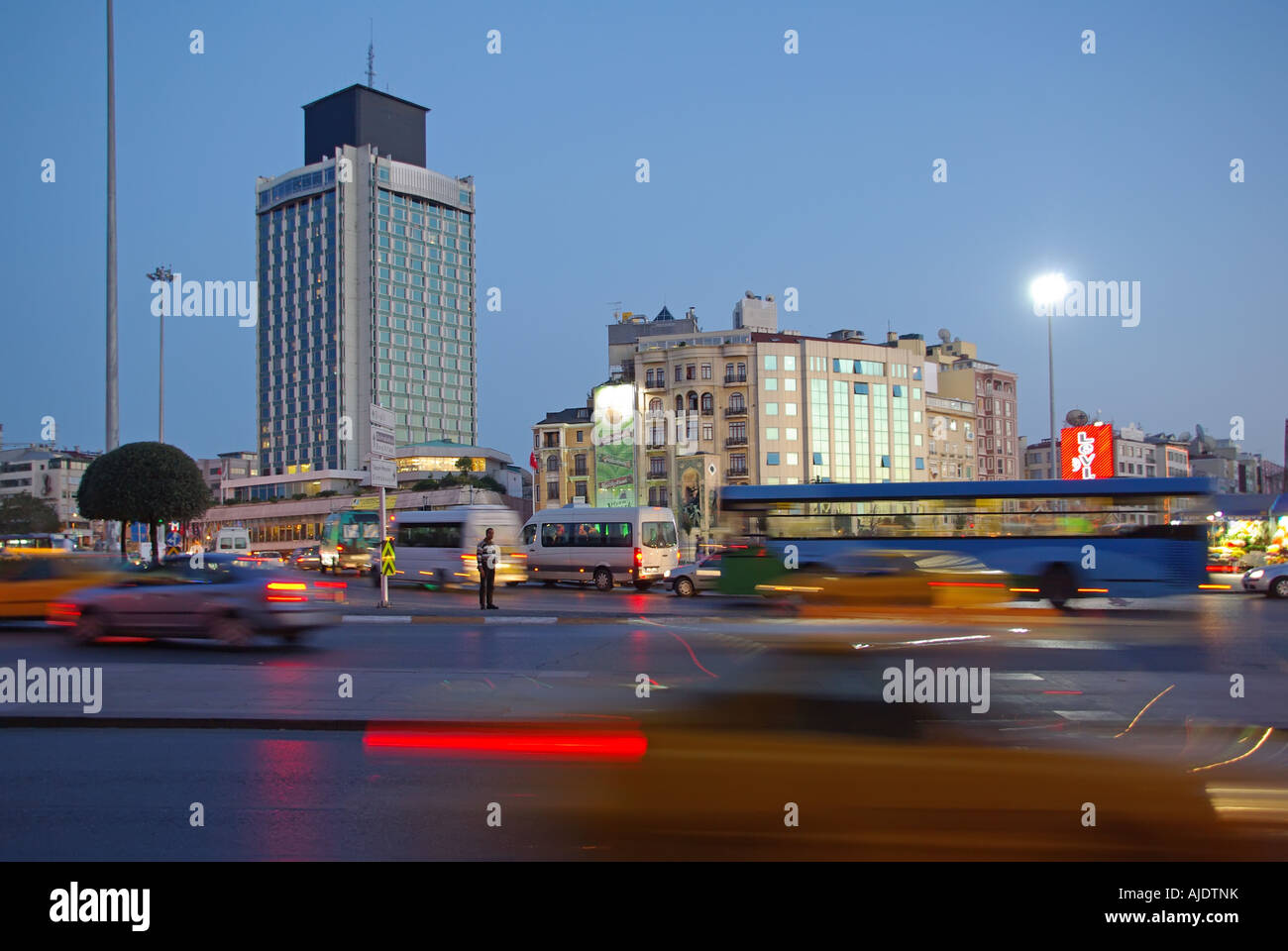Istanbul Taksim Square l'alta Torre del Mar di Marmara Hotel occupato in prima serata il traffico Foto Stock