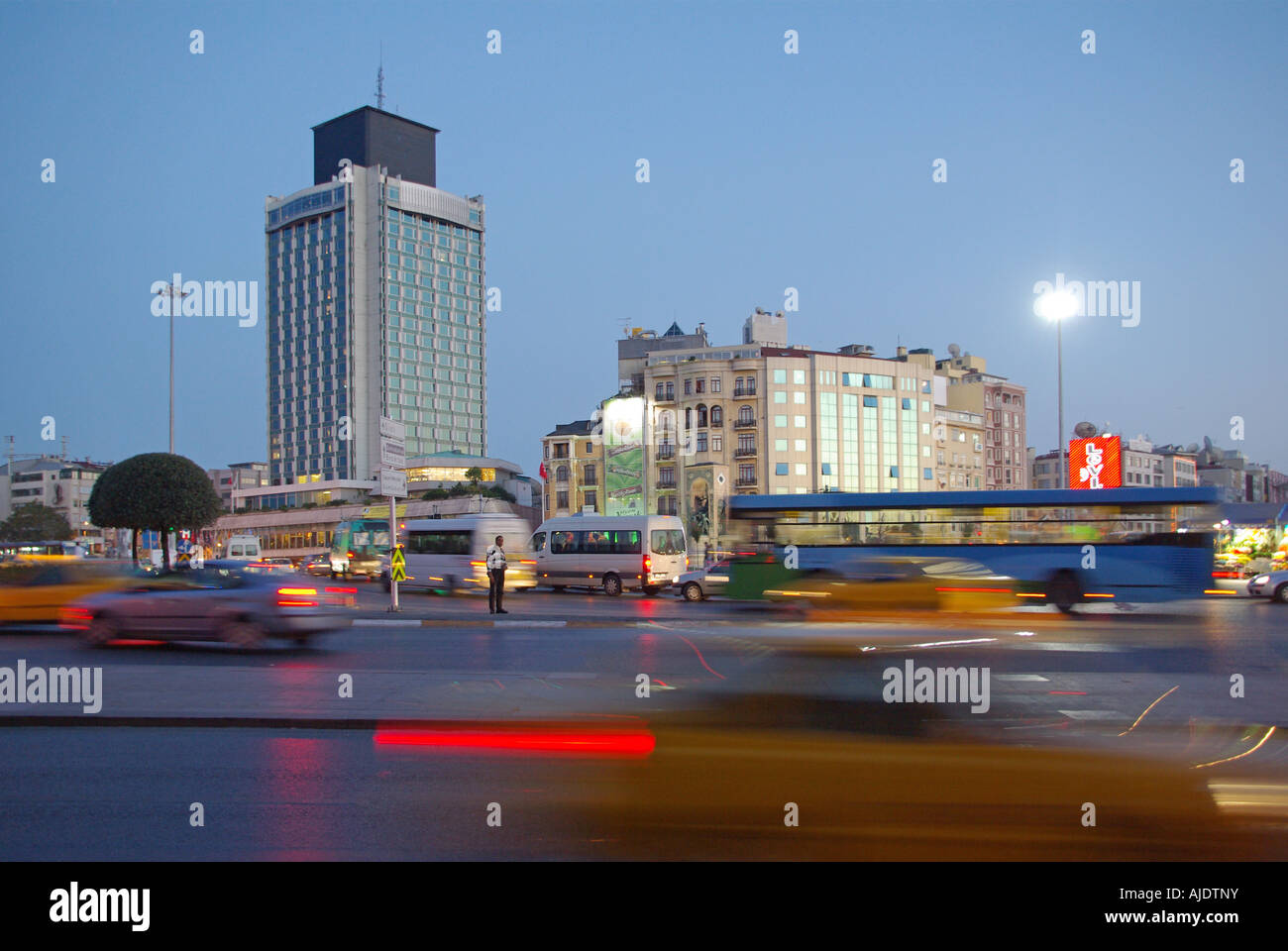 Istanbul Taksim Square l'alta Torre del Mar di Marmara Hotel occupato in prima serata alto traffico lampione rimosso digitalmente Foto Stock