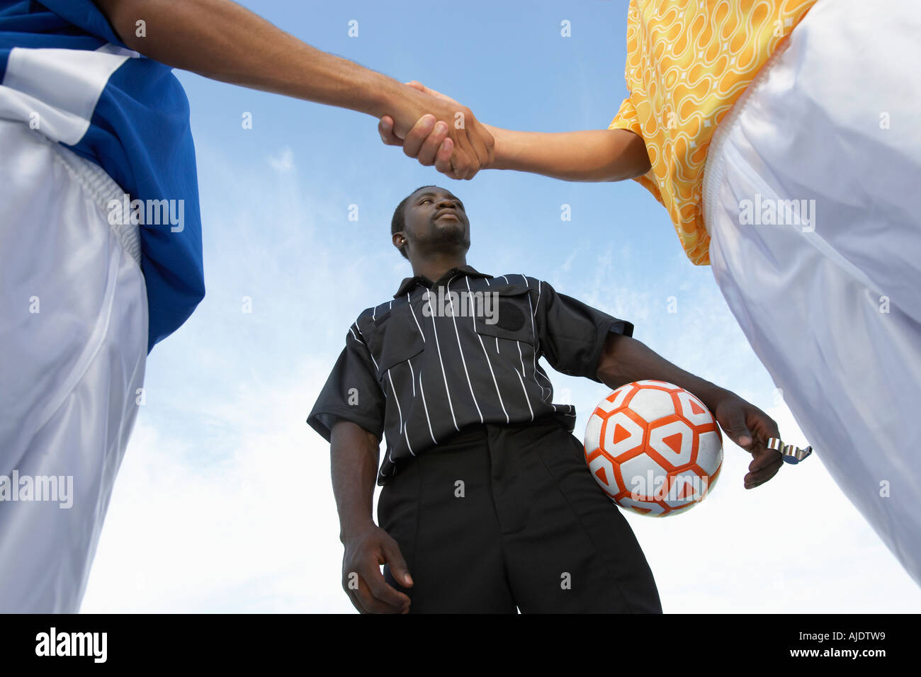 Stretta di mano prima della partita di calcio Foto Stock