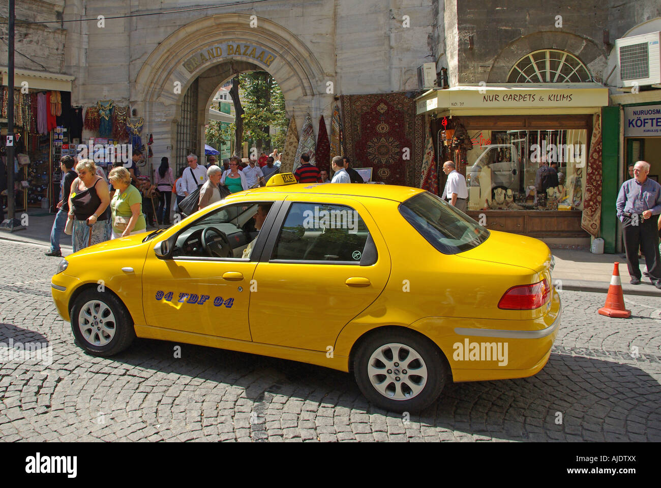 Istanbul taxi fuori dall'entrata al Grand Bazaar Foto Stock