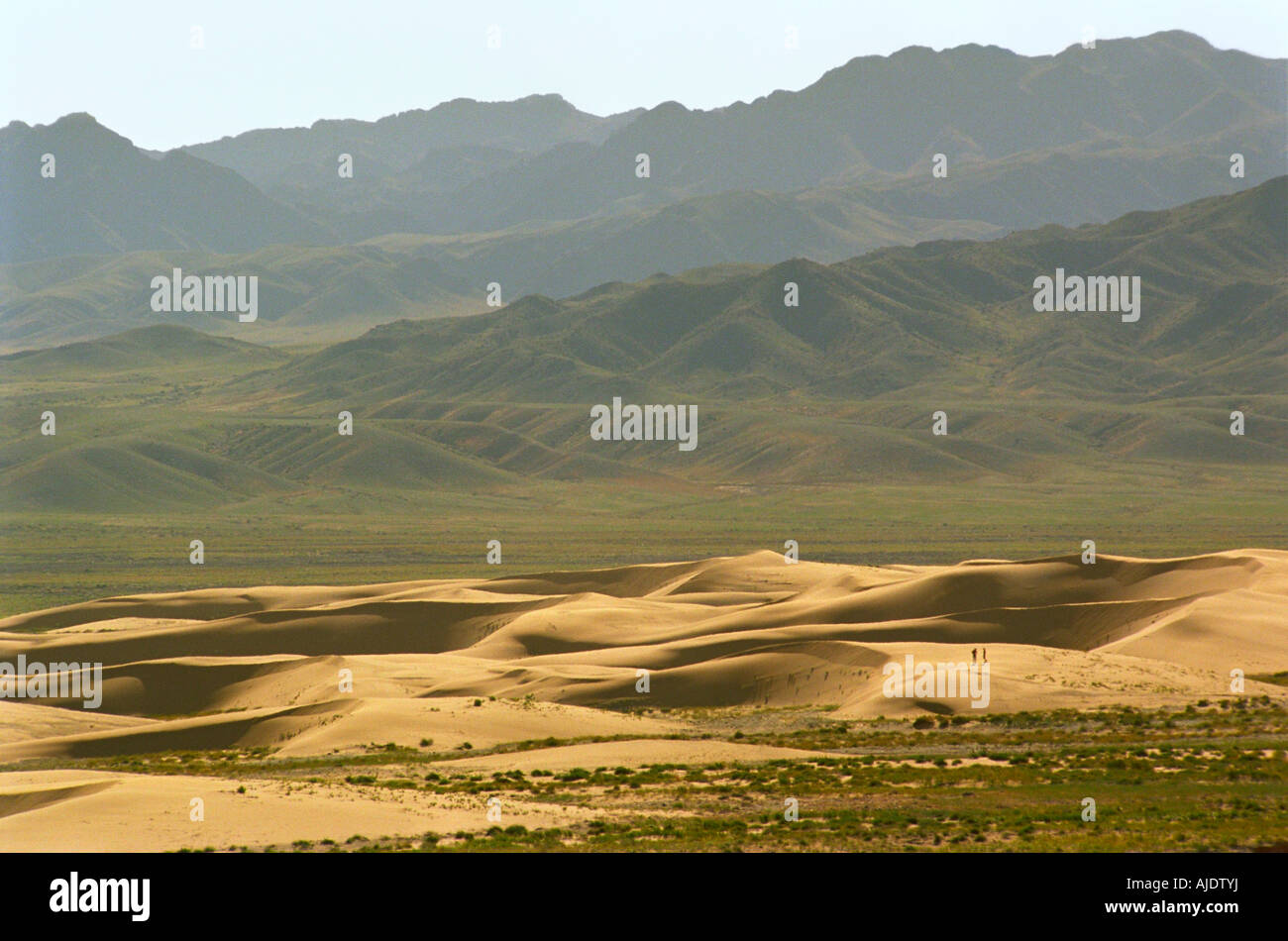 Due turisti sulle dune di sabbia. Khongoryn Els. Zoolongyn gamma Nuruu sud il deserto del Gobi. Mongolia Foto Stock