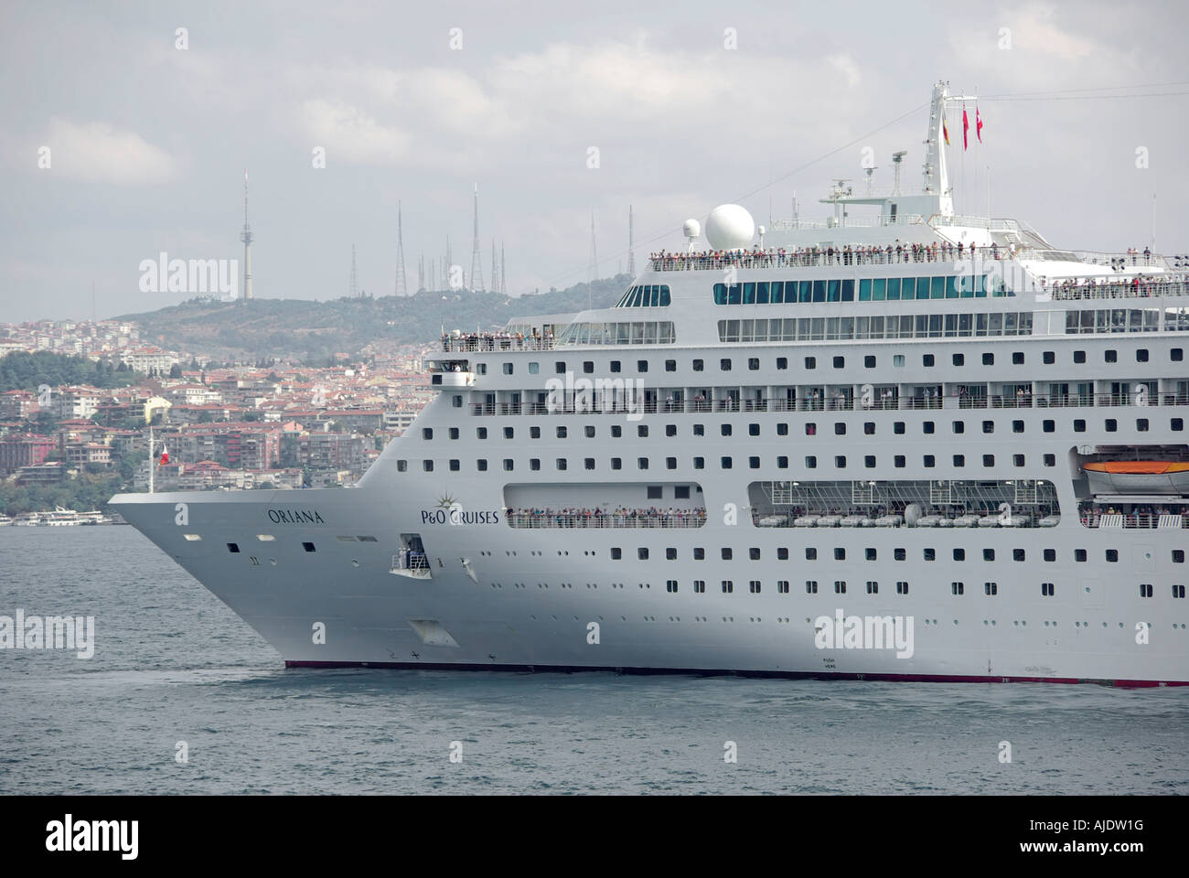Istanbul la nave di crociera liner P&O Oriana i passeggeri sul ponte watchi in manovra il Bosforo per via navigabile verso procedure Dockside Wizard con Asia riva al di là della Turchia Foto Stock