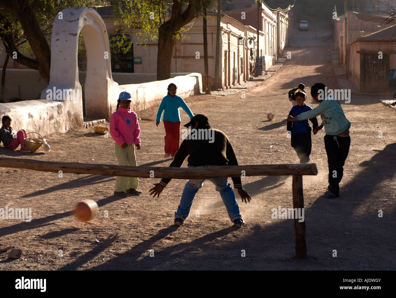 Ragazzi che giocano a calcio in Purmamarca, provincia di Jujuy, Quebrada de Humahuaca, Argentina, Sud America Foto Stock