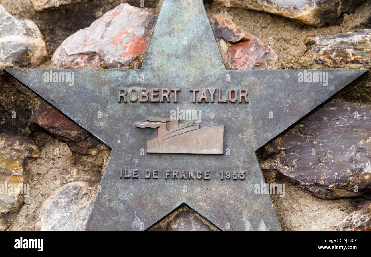 Ottone stella, commemorando, Robert Taylor, Plymouth porto banchine di vela, prima di voli commerciali regolari, Ile De France 1953, americano, cantante. Foto Stock