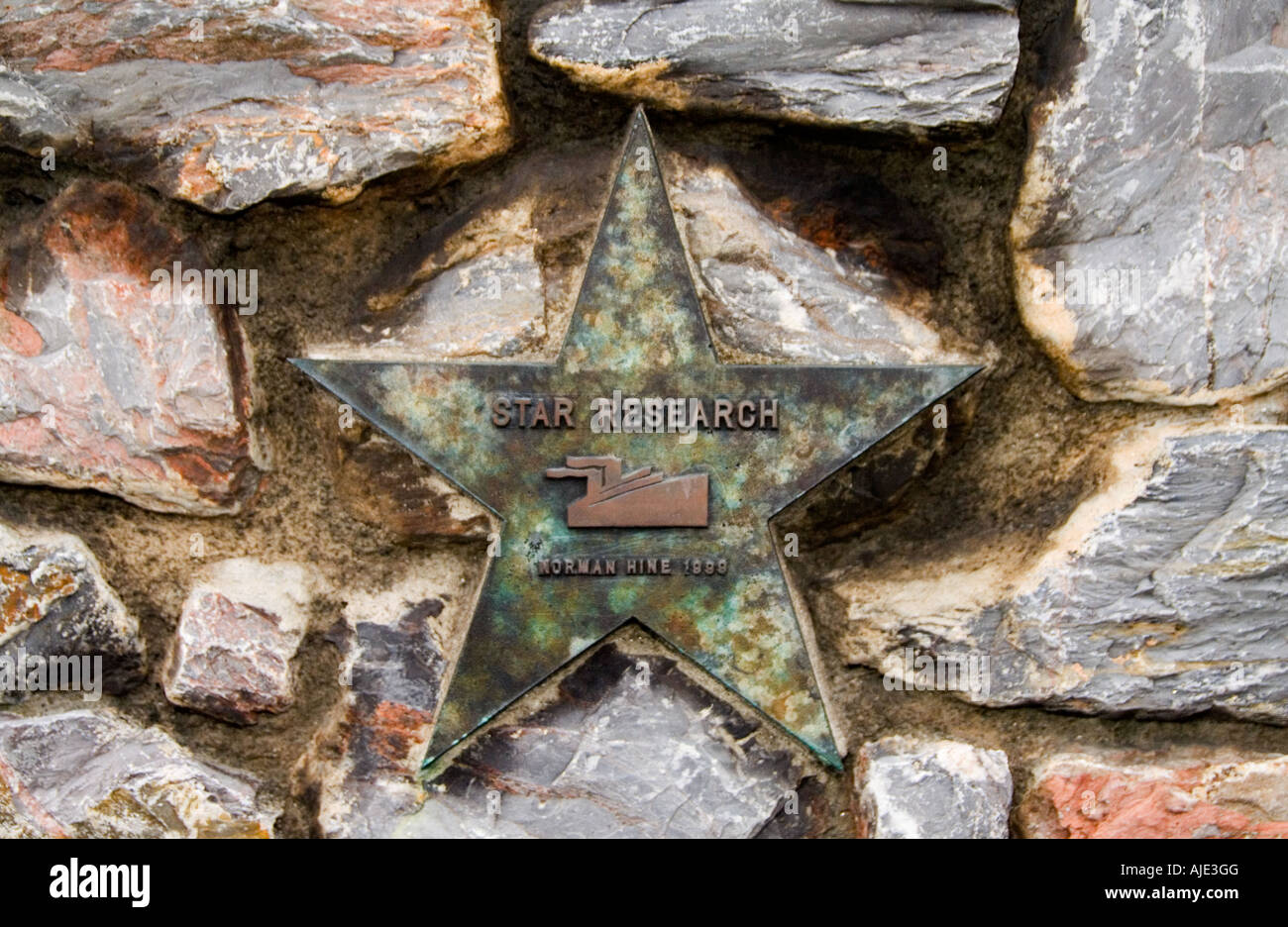 Stella di ottone, commemorazione, stella di Ottone su Muro Plymouth Docks, Star Research, Millbay Plymouth Docks, Norman Hine 1938, parete di stelle, passeggeri, mare. Foto Stock