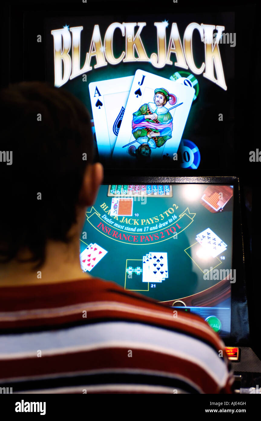Persona che gioca gioco di scheda su un Black Jack slot machine in un casinò Foto Stock