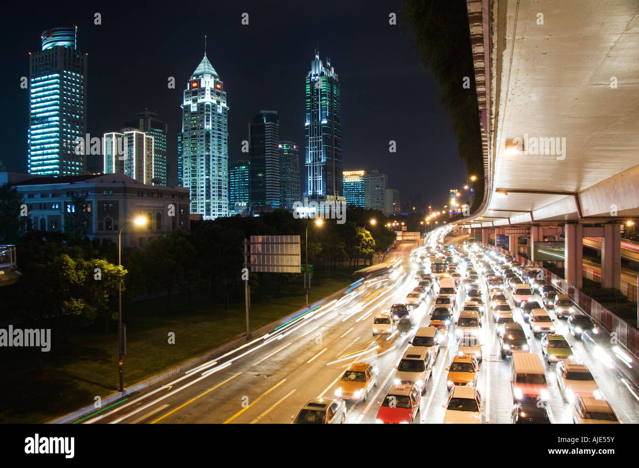 Auto sentieri di luce e di edifici illuminati Piazza del Popolo cinese di Shanghai Foto Stock