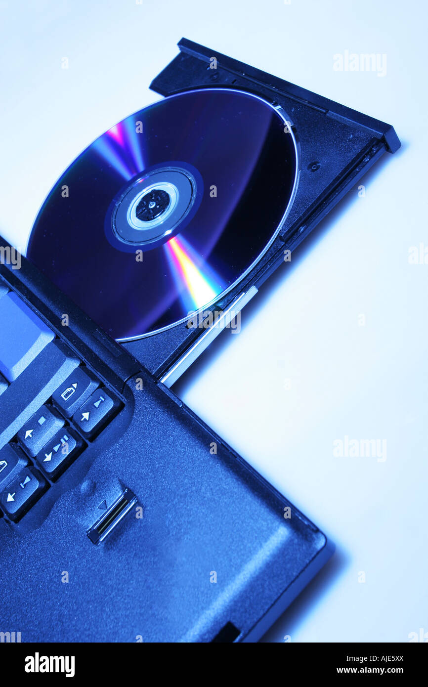 Nuovo di zecca portatile con cd in aprire cd drive shot su bianco Foto Stock