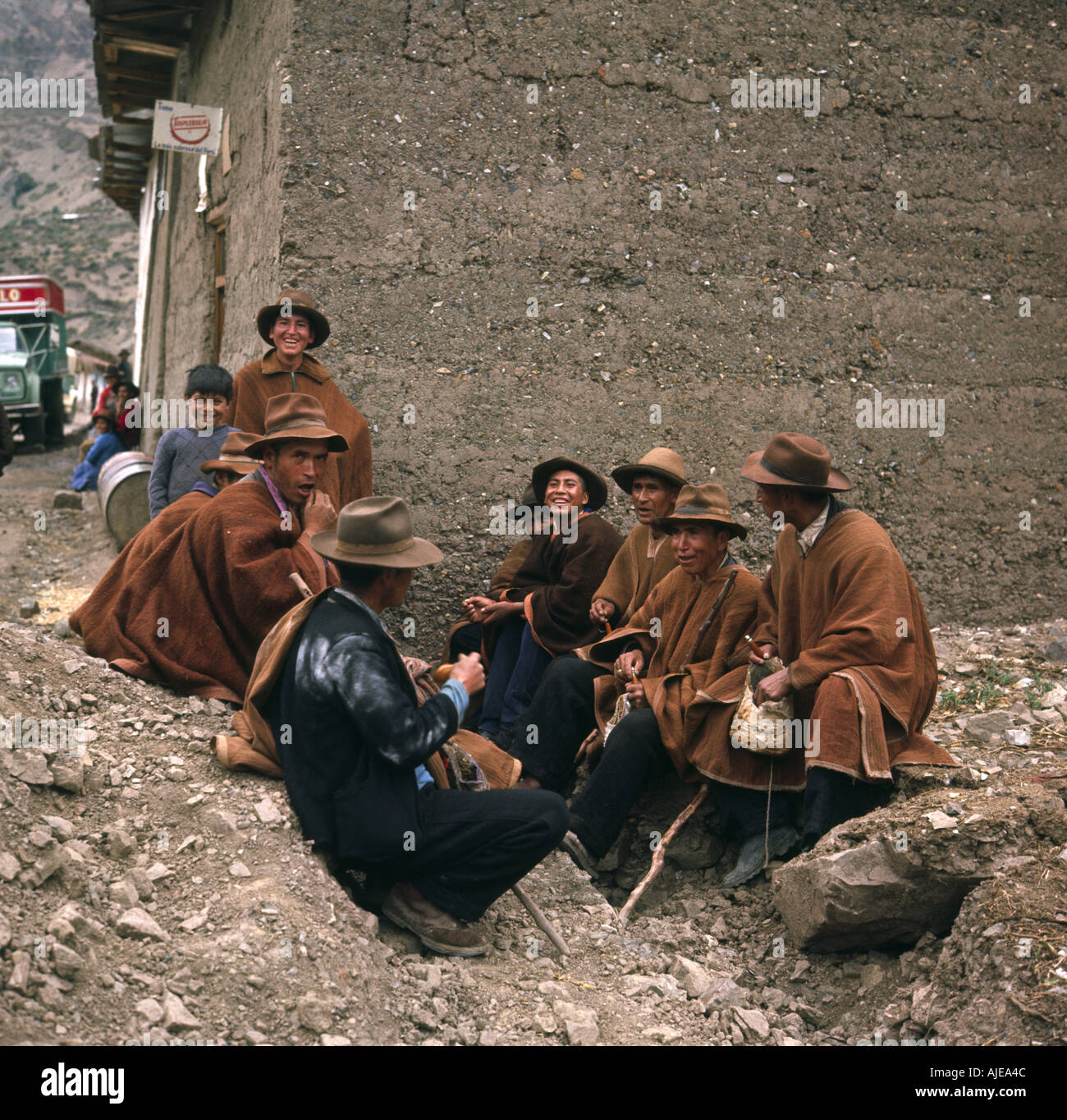 Il Perù Huaras pre 1970 Coca masticare i lavoratori stradali in poncho Foto Stock