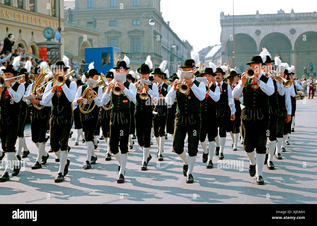 Ue DEU Bavaria Monaco di Baviera La October Fest a Monaco di Baviera Grand Entry della banda di birra in costume tradizionale Foto Stock