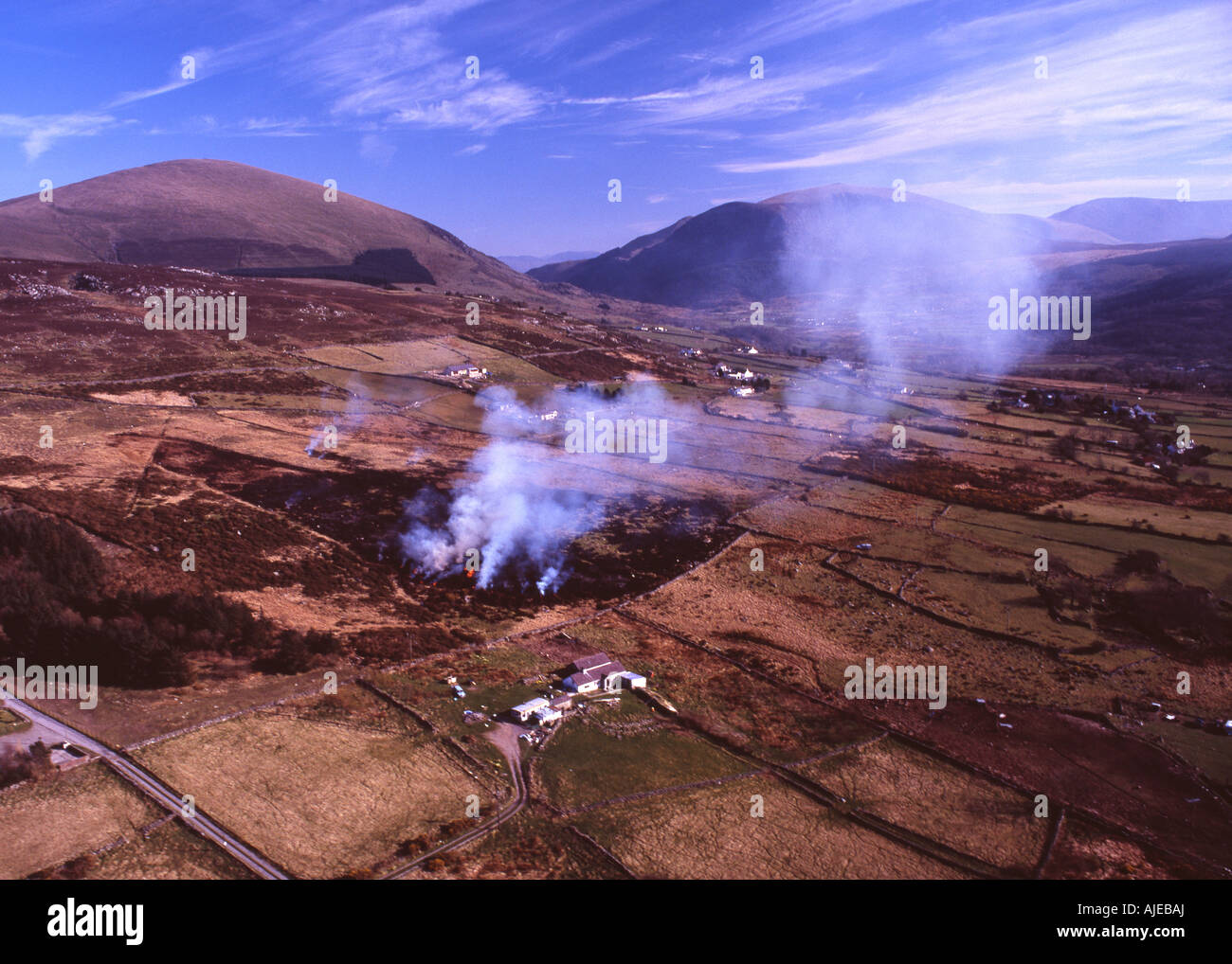 Gorse controllata fire in Snowdonia colline vicino a Caernarfon Gwynedd North Wales UK Foto Stock