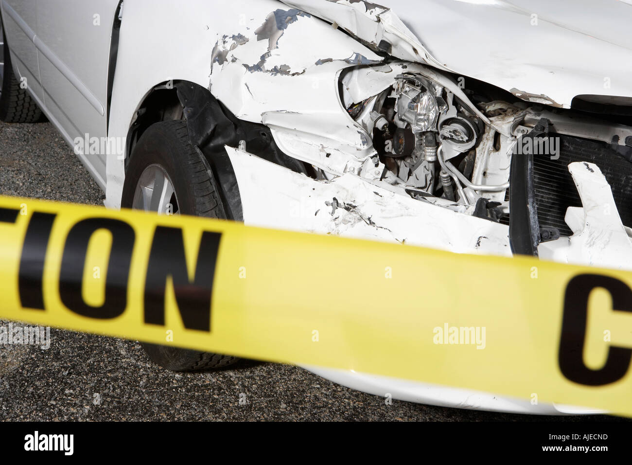 Distrutto auto dietro il nastro di segnalazione, close up Foto Stock