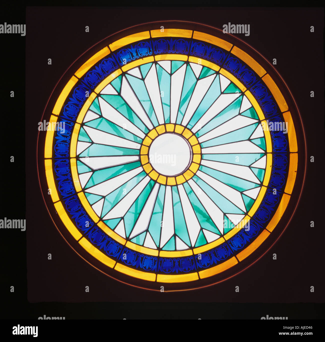 La finestra di vetro colorato nella cupola della hall di entrata a Uppark West Sussex Foto Stock