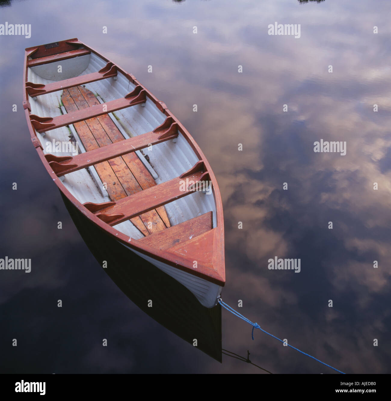 Una vista della barca ormeggiato il castello boat house molo al Crom Estate County Fermanagh Irlanda del Nord Foto Stock