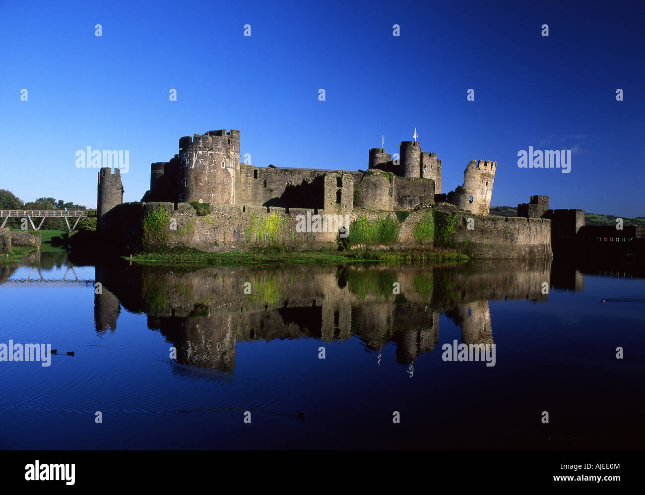 Castello di Caerphilly riflessa nel fossato in autunno South Wales UK Foto Stock