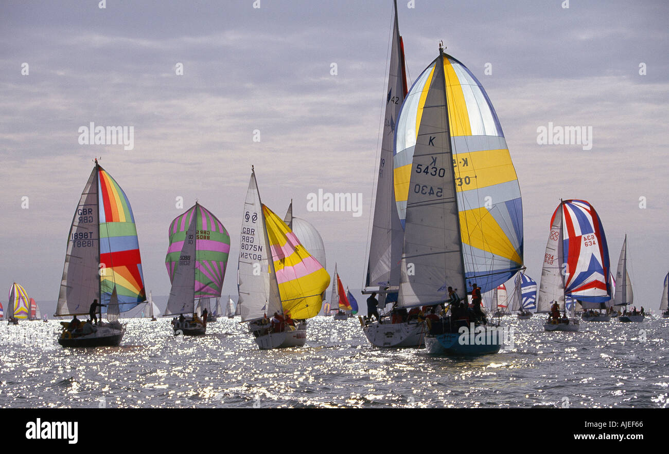 Vivacemente colorato yachts prendendo parte al Isle of Wight giro dell'isola in barca a vela Foto Stock