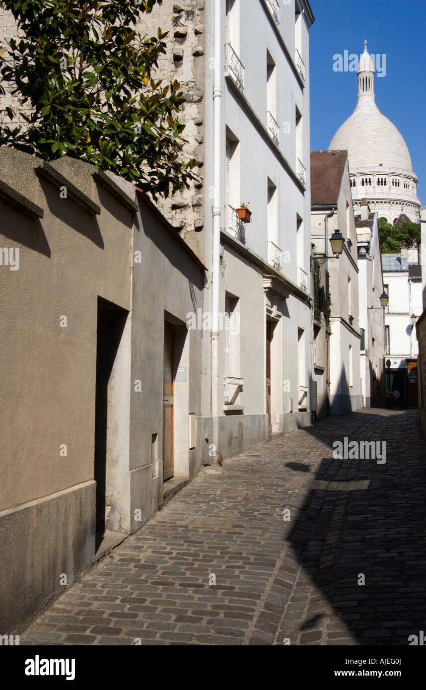 Francia Ile De France Paris Montmartre la Chiesa della Basilica del Sacre Coeur visto alla fine di una strada stretta Foto Stock