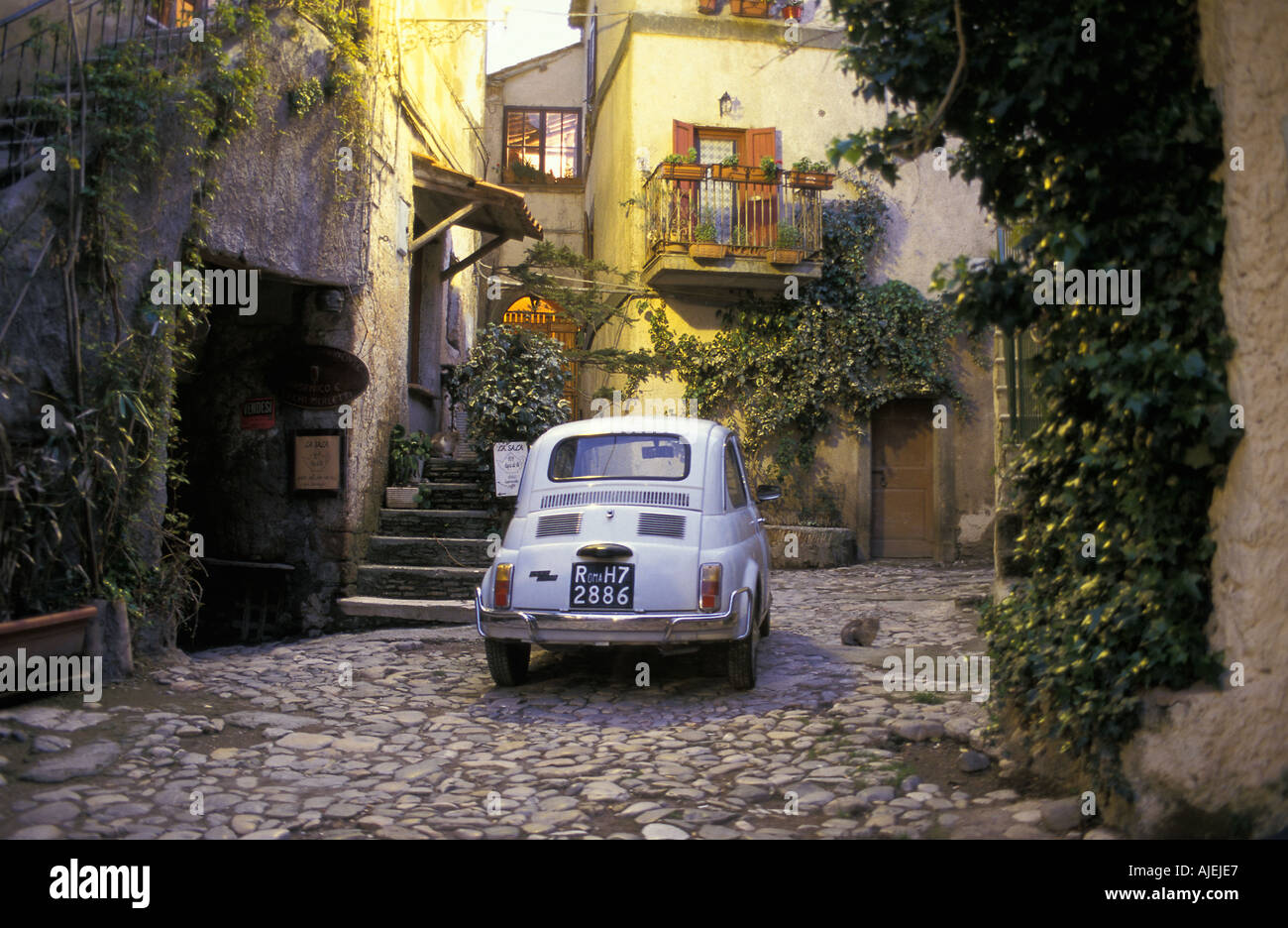 Calcata una scultura in pietra di Constantino Morosin nel museo del bosco chiamato Opera Bosco Foto Stock