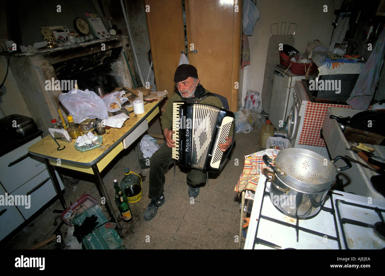 Calcata Paolino 72 svolge la sua malinconia canzoni della sua casa trascurato Foto Stock