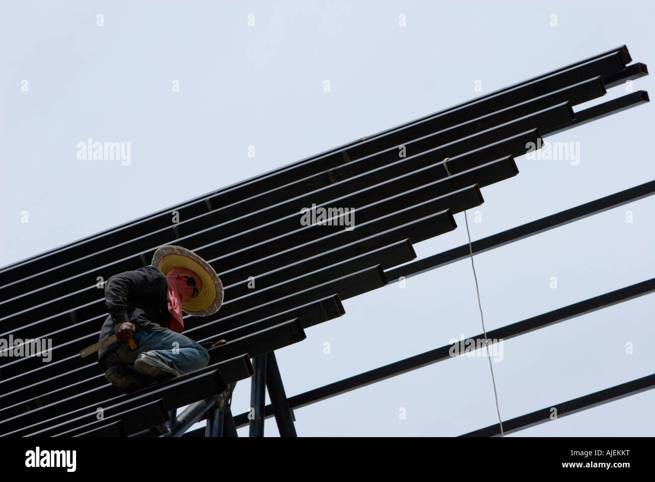 Builder collabora sul nuovo tetto dopo lo tsunami Khao Lak Thailandia Foto Stock