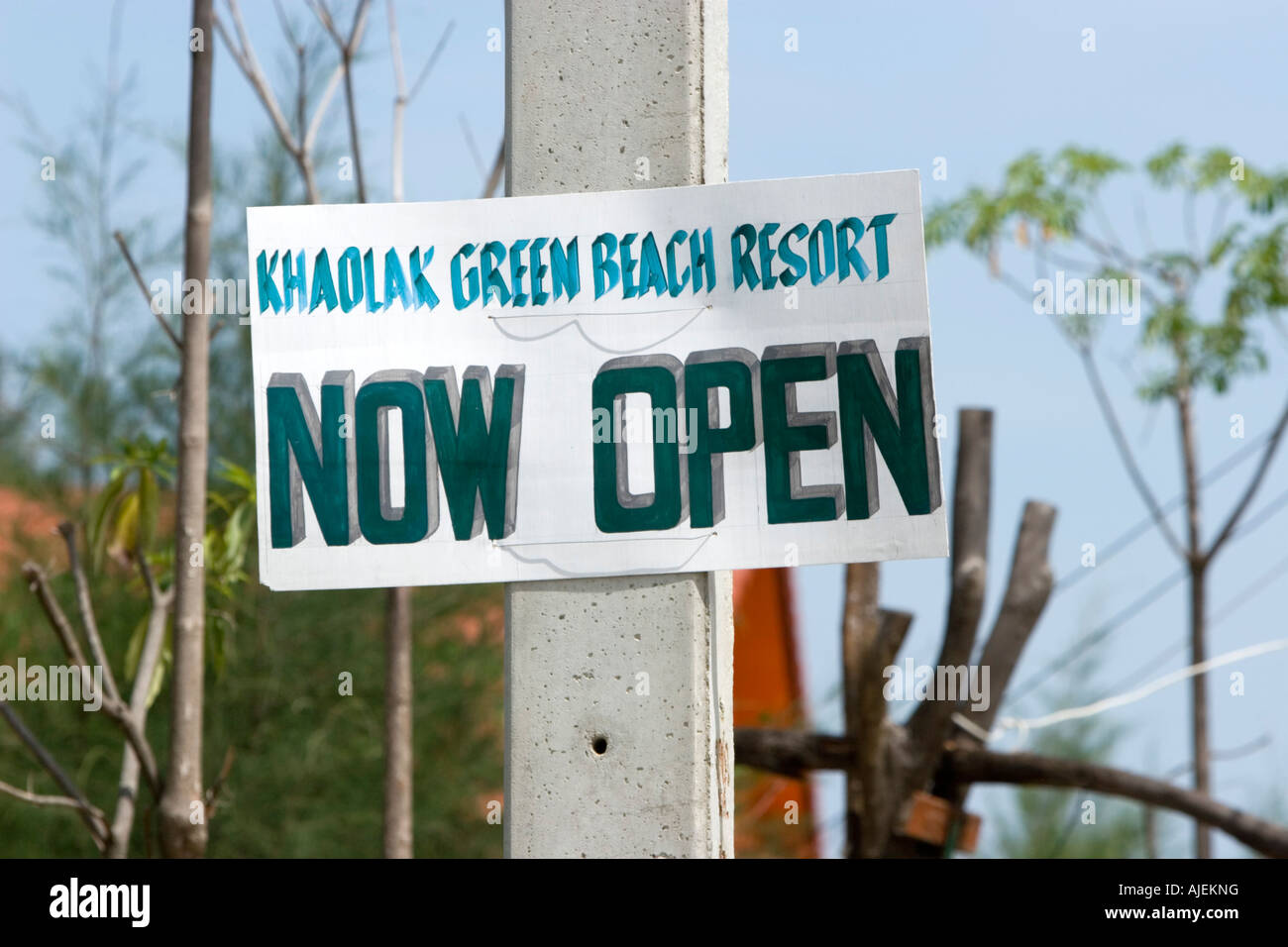 Segno shwoing resort aperto dopo lo tsunami Khao Lak Thailandia Foto Stock