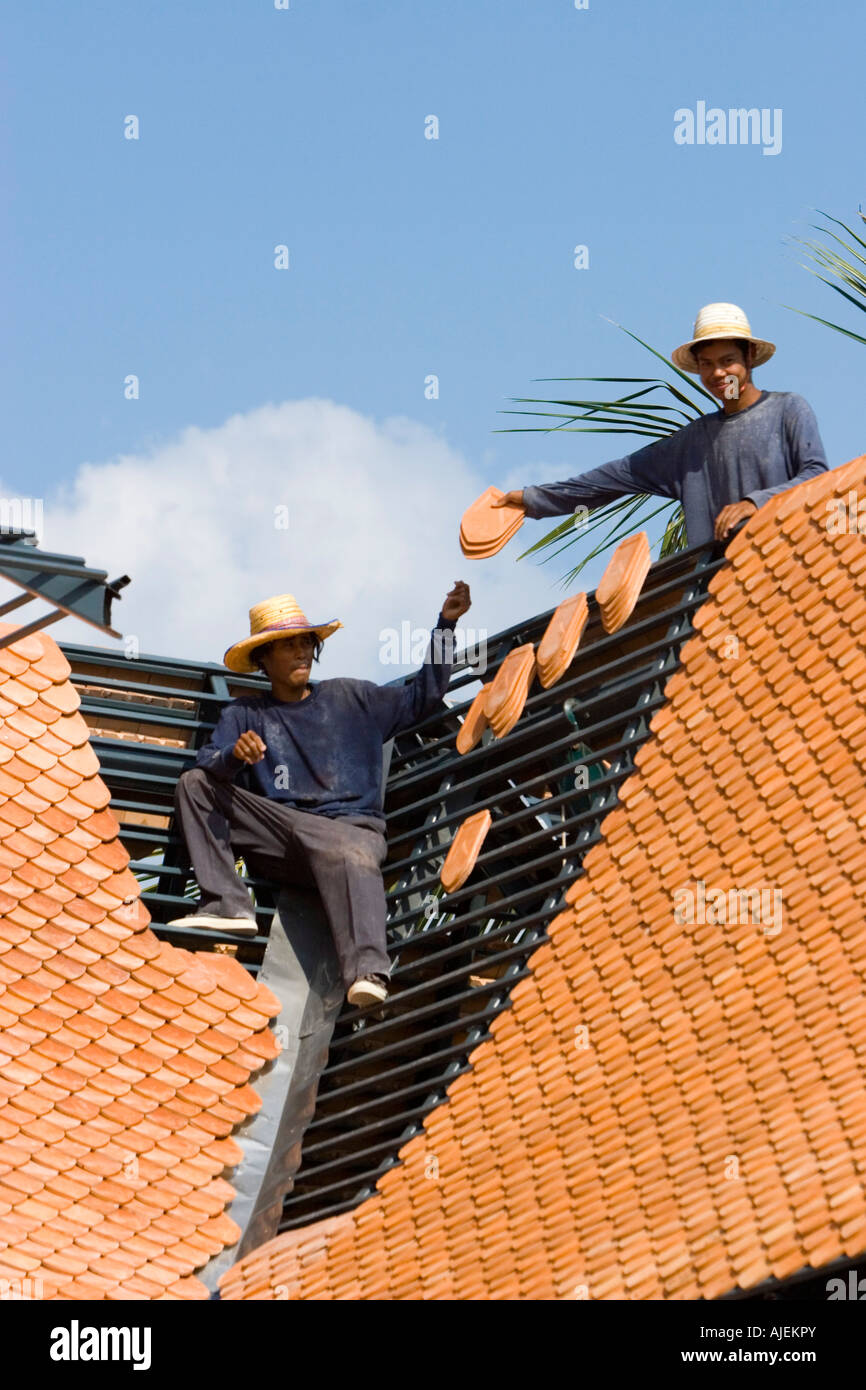 Conciatetti piastrelle di posizione sul nuovo telaio del tetto dopo lo tsunami Khao Lak Thailandia Foto Stock
