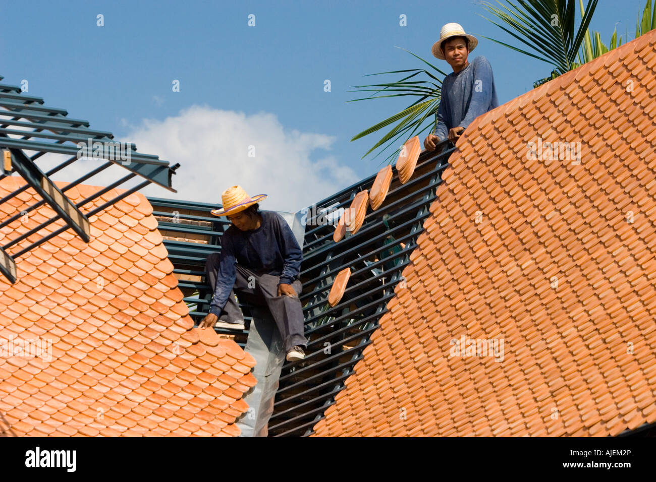 Conciatetti piastrelle di posizione sul nuovo telaio del tetto dopo lo tsunami Khao Lak Thailandia Foto Stock